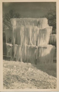 Der Eisgalgen auf dem Pfarrgrundstück in voller Pracht