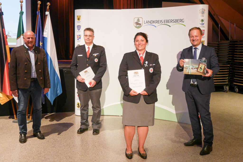 <Bild v.l.: Stefan Jirsak, 3. Bgm; Bernhard Nowotny; ??, Robert Niedergesäß, Landrat)