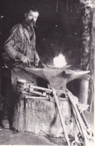 Johann Wäsler bei der Arbeit in der Schmiede