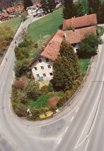 GO110-04 Beham Gisala u a 2002 (Large)