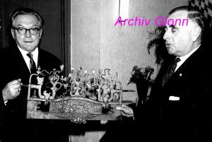 8-Fotochronik-1972-Geschenk-an-Baron-v.-Feury-Bayerischer-Gemeindetag