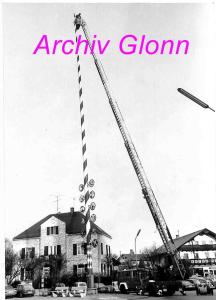 51-1974-Maibaum-Aufstellen