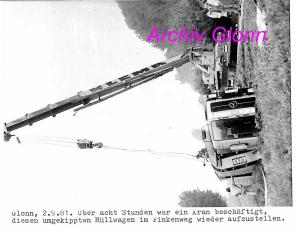 Fotochronik-1981 25-umgekippter-Muellwagen