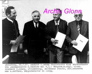 Fotochronik-1981 34-urkunden-an-Buergermeister
