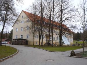 uZi36-24-Zinn-Schule-u-Wohnen-v-hi-k